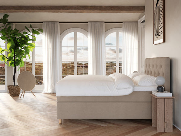 Nora Nordlys 180x200 Bouclé latte Nordic Dream tilbyr senger med skandinavisk design og materialer av høy kvalitet. Opplev perfekt komfort for en god natts søvn. Bestill din i dag!