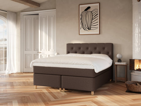 Nora Nordlys 180x200 Mørk brun Nordic Dream tilbyr senger med skandinavisk design og materialer av høy kvalitet. Opplev perfekt komfort for en god natts søvn. Bestill din i dag!