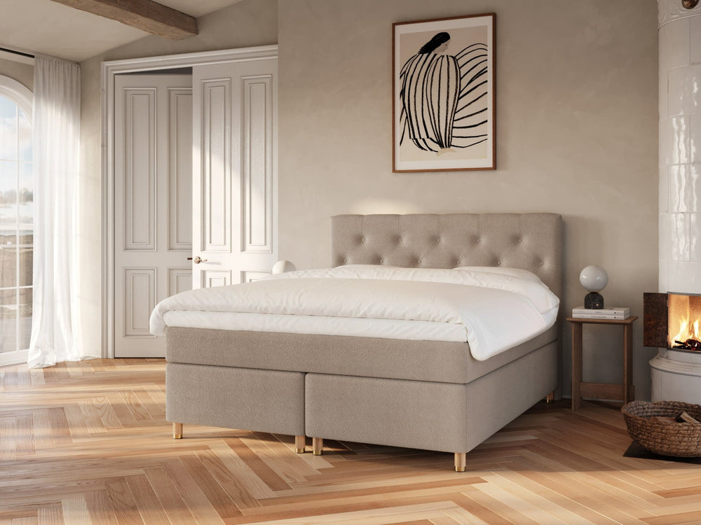 Nora Nordlys 180x210 Bouclé latte Nordic Dream tilbyr senger med skandinavisk design og materialer av høy kvalitet. Opplev perfekt komfort for en god natts søvn. Bestill din i dag!