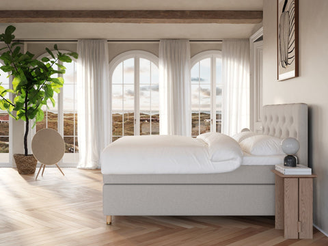 Nora Nordlys 180x210 Lysegrå Nordic Dream tilbyr senger med skandinavisk design og materialer av høy kvalitet. Opplev perfekt komfort for en god natts søvn. Bestill din i dag!