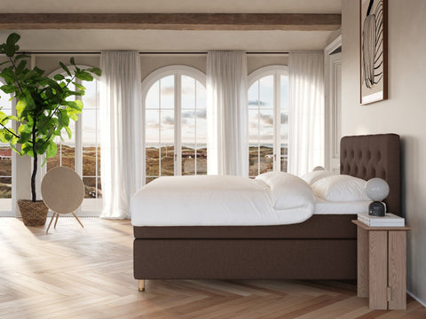 Nora Nordlys 180x210 Mørk brun Nordic Dream tilbyr senger med skandinavisk design og materialer av høy kvalitet. Opplev perfekt komfort for en god natts søvn. Bestill din i dag!