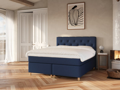 Nora Nordlys 180x210 Mørkeblå Nordic Dream tilbyr senger med skandinavisk design og materialer av høy kvalitet. Opplev perfekt komfort for en god natts søvn. Bestill din i dag!
