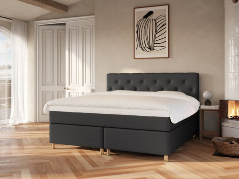 Nora Nordlys 200x200 Antrasitt Nordic Dream tilbyr senger med skandinavisk design og materialer av høy kvalitet. Opplev perfekt komfort for en god natts søvn. Bestill din i dag!