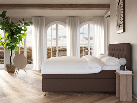 Nora Nordlys 200x200 Mørk brun Nordic Dream tilbyr senger med skandinavisk design og materialer av høy kvalitet. Opplev perfekt komfort for en god natts søvn. Bestill din i dag!