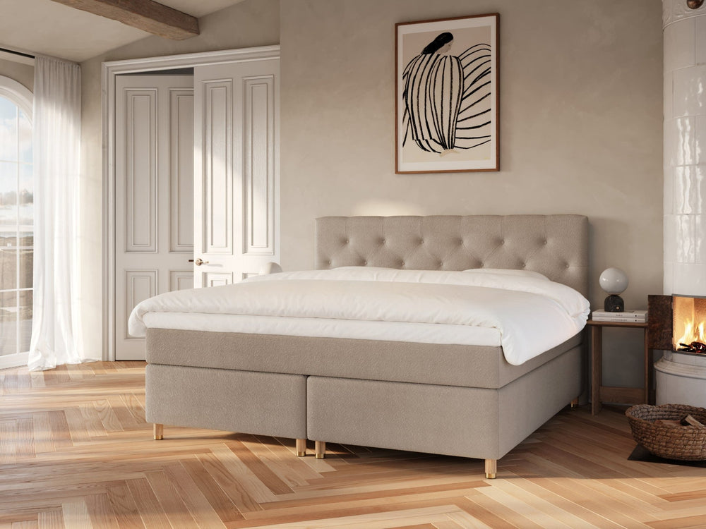 Nora Nordlys 210x210 Bouclé latte Nordic Dream tilbyr senger med skandinavisk design og materialer av høy kvalitet. Opplev perfekt komfort for en god natts søvn. Bestill din i dag!