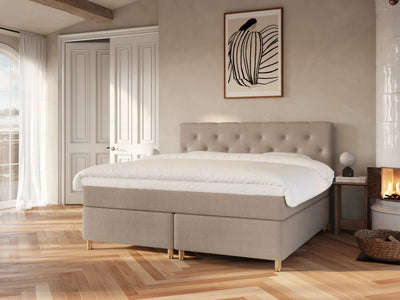 Nora Nordlys 210x210 Bouclé latte Nordic Dream tilbyr senger med skandinavisk design og materialer av høy kvalitet. Opplev perfekt komfort for en god natts søvn. Bestill din i dag!