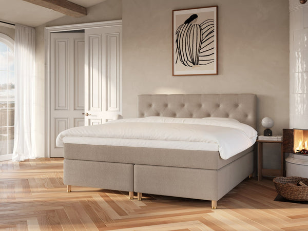 Nora Nordlys 220x220 Bouclé latte Nordic Dream tilbyr senger med skandinavisk design og materialer av høy kvalitet. Opplev perfekt komfort for en god natts søvn. Bestill din i dag!