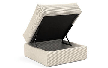 Beige 75x75 puf i ribbet tekstil med oppbevaringsluke åpen og synlig sort innside