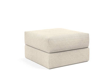 Beige firkantet puf 75x75 cm i ribbet tekstil, to lag/stablet design, tilbehør til sovesofa.