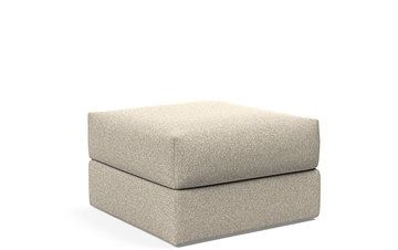 Beige bouclé puf 75x75 cm, firkantet myk form i to stablede puter, tekstil med loddent struktur.