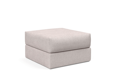 Sandfarget firkantet puf 75x75 cm i tekstil, to-lags myk polstret form, nøytral beige tone.