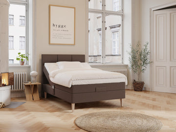 Ragna Älv 120x200 Mørk brun Nordic Dream tilbyr senger med skandinavisk design og materialer av høy kvalitet. Opplev perfekt komfort for en god natts søvn. Bestill din i dag!