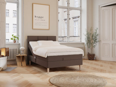 Ragna Älv 120x200 Mørk brun Nordic Dream tilbyr senger med skandinavisk design og materialer av høy kvalitet. Opplev perfekt komfort for en god natts søvn. Bestill din i dag!