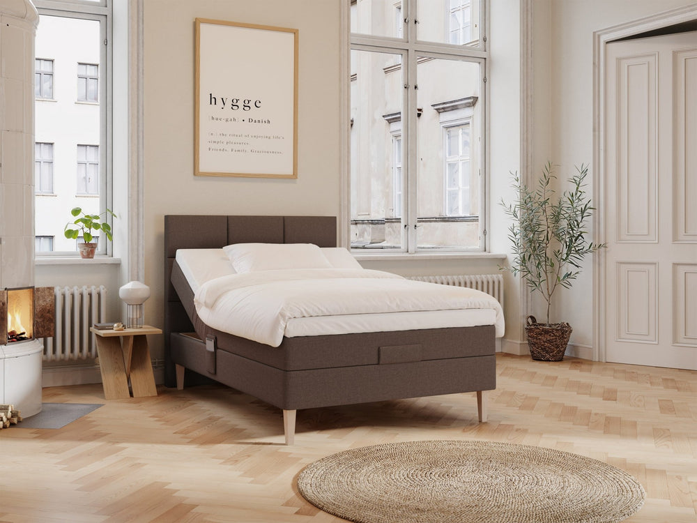 Ragna Älv 140x200 Mørk brun Nordic Dream tilbyr senger med skandinavisk design og materialer av høy kvalitet. Opplev perfekt komfort for en god natts søvn. Bestill din i dag!