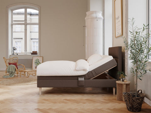 Ragna Älv 140x200 Mørk brun Nordic Dream tilbyr senger med skandinavisk design og materialer av høy kvalitet. Opplev perfekt komfort for en god natts søvn. Bestill din i dag!
