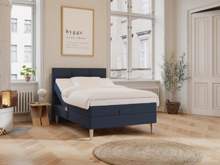 Ragna Älv 140x200 Mørkeblå Nordic Dream tilbyr senger med skandinavisk design og materialer av høy kvalitet. Opplev perfekt komfort for en god natts søvn. Bestill din i dag!