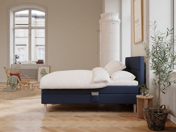 Ragna Älv 160x200 Mørkeblå Nordic Dream tilbyr senger med skandinavisk design og materialer av høy kvalitet. Opplev perfekt komfort for en god natts søvn. Bestill din i dag!