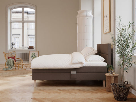 Ragna Älv 180x210 Mørk brun Nordic Dream tilbyr senger med skandinavisk design og materialer av høy kvalitet. Opplev perfekt komfort for en god natts søvn. Bestill din i dag!