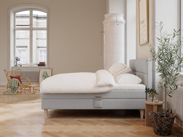 Ragna Älv 210x210 Lysegrå Nordic Dream tilbyr senger med skandinavisk design og materialer av høy kvalitet. Opplev perfekt komfort for en god natts søvn. Bestill din i dag!