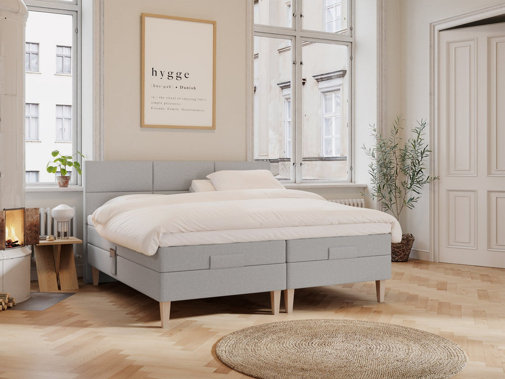 Ragna Älv 210x210 Lysegrå Nordic Dream tilbyr senger med skandinavisk design og materialer av høy kvalitet. Opplev perfekt komfort for en god natts søvn. Bestill din i dag!