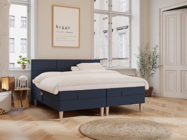 Ragna Älv 210x210 Mørkeblå Nordic Dream tilbyr senger med skandinavisk design og materialer av høy kvalitet. Opplev perfekt komfort for en god natts søvn. Bestill din i dag!