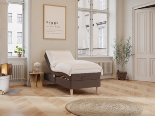 Ragna Älv 80x200 Mørk brun Nordic Dream tilbyr senger med skandinavisk design og materialer av høy kvalitet. Opplev perfekt komfort for en god natts søvn. Bestill din i dag!