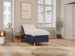 Ragna Älv 80x200 Mørkeblå Nordic Dream tilbyr senger med skandinavisk design og materialer av høy kvalitet. Opplev perfekt komfort for en god natts søvn. Bestill din i dag!