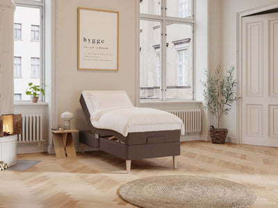 Ragna Älv 90x200 Mørk brun Nordic Dream tilbyr senger med skandinavisk design og materialer av høy kvalitet. Opplev perfekt komfort for en god natts søvn. Bestill din i dag!