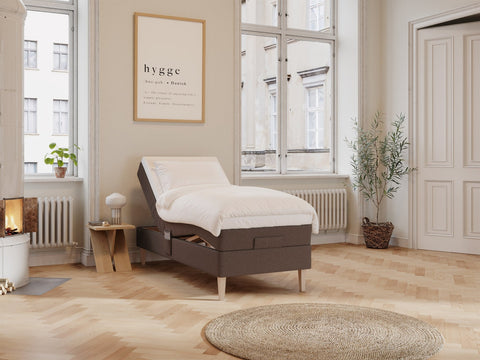Ragna Älv 90x200 Mørk brun Nordic Dream tilbyr senger med skandinavisk design og materialer av høy kvalitet. Opplev perfekt komfort for en god natts søvn. Bestill din i dag!