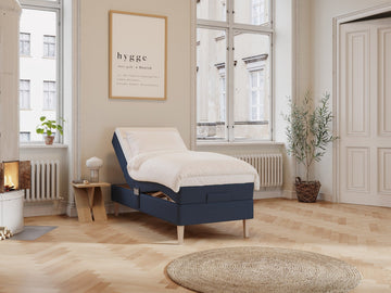 Ragna Älv 90x200 Mørkeblå Nordic Dream tilbyr senger med skandinavisk design og materialer av høy kvalitet. Opplev perfekt komfort for en god natts søvn. Bestill din i dag!