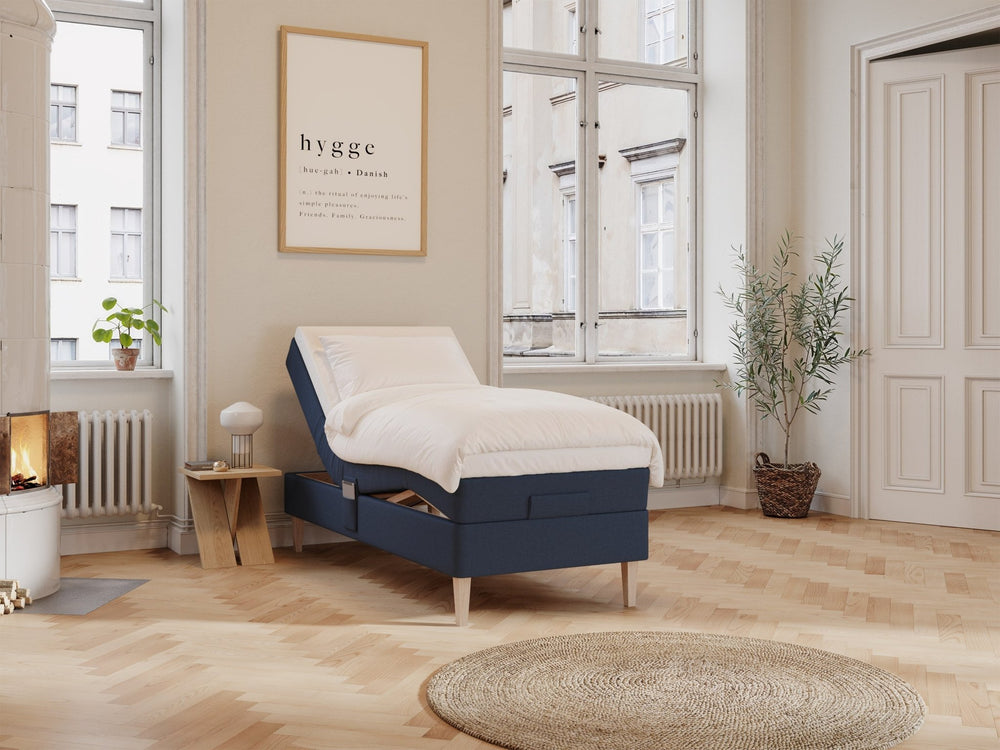 Ragna Älv 90x210 Mørkeblå Nordic Dream tilbyr senger med skandinavisk design og materialer av høy kvalitet. Opplev perfekt komfort for en god natts søvn. Bestill din i dag!