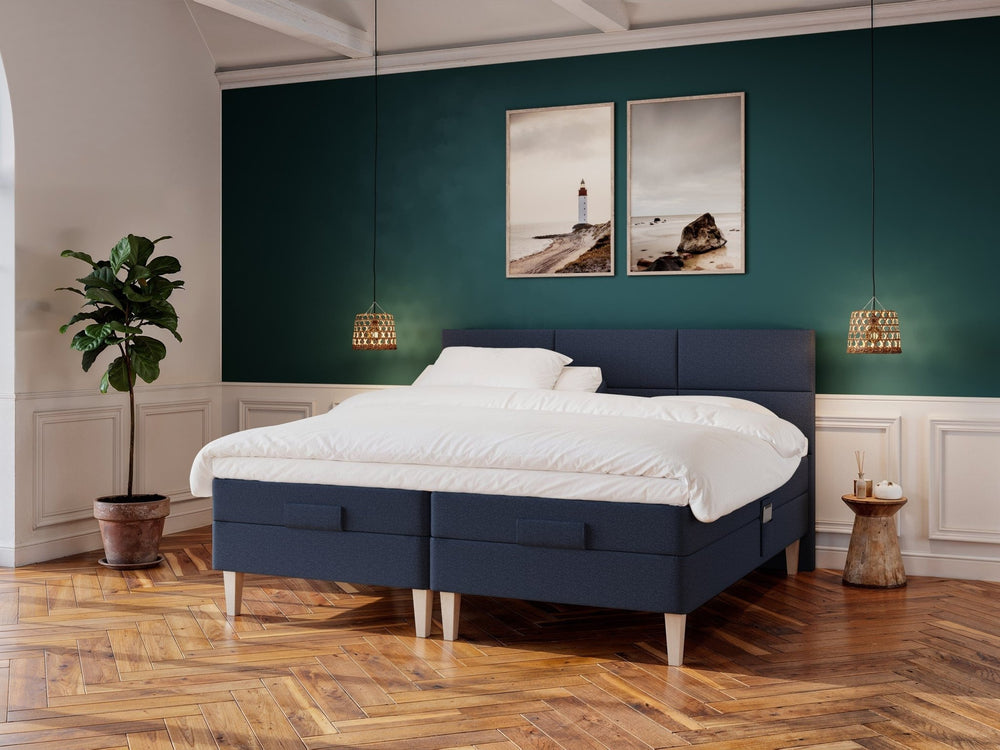 Ragna Fjäll 210x210 Mørkeblå Nordic Dream tilbyr senger med skandinavisk design og materialer av høy kvalitet. Opplev perfekt komfort for en god natts søvn. Bestill din i dag!