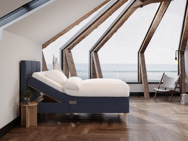 Ragna Fjord 120x200 Mørkeblå Nordic Dream tilbyr senger med skandinavisk design og materialer av høy kvalitet. Opplev perfekt komfort for en god natts søvn. Bestill din i dag!