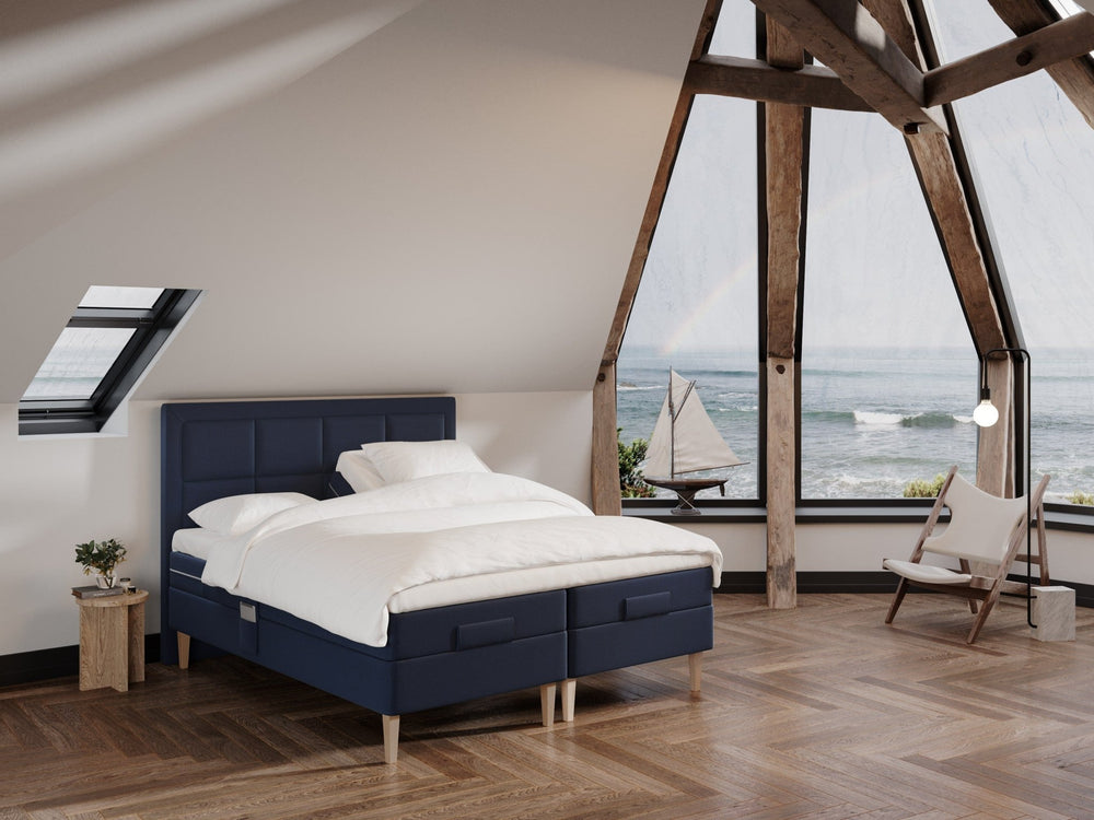 Ragna Fjord 160x200 Mørkeblå Nordic Dream tilbyr senger med skandinavisk design og materialer av høy kvalitet. Opplev perfekt komfort for en god natts søvn. Bestill din i dag!