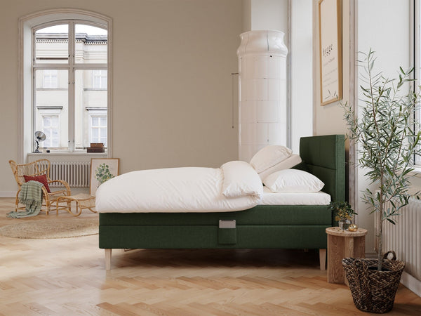 Ragna Fjord 160x200 Mørkegrøn Nordic Dream tilbyr senger med skandinavisk design og materialer av høy kvalitet. Opplev perfekt komfort for en god natts søvn. Bestill din i dag!