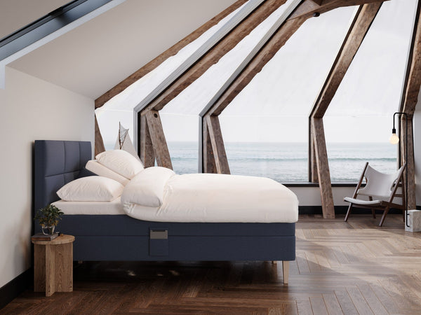 Ragna Fjord 180x200 Mørkeblå Nordic Dream tilbyr senger med skandinavisk design og materialer av høy kvalitet. Opplev perfekt komfort for en god natts søvn. Bestill din i dag!