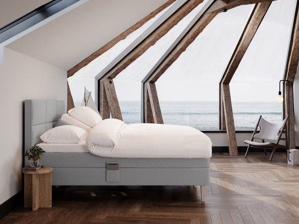 Ragna Fjord 180x210 Lysegrå Nordic Dream tilbyr senger med skandinavisk design og materialer av høy kvalitet. Opplev perfekt komfort for en god natts søvn. Bestill din i dag!