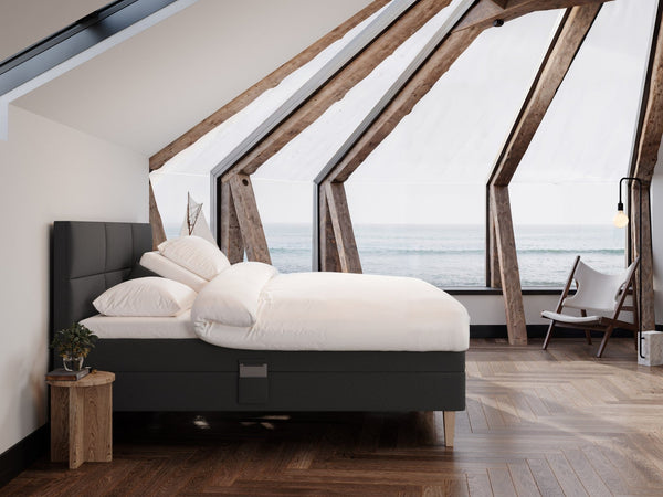 Ragna Fjord 210x210 Antrasitt Nordic Dream tilbyr senger med skandinavisk design og materialer av høy kvalitet. Opplev perfekt komfort for en god natts søvn. Bestill din i dag!