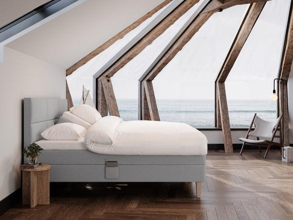Ragna Fjord 210x210 Lysegrå Nordic Dream tilbyr senger med skandinavisk design og materialer av høy kvalitet. Opplev perfekt komfort for en god natts søvn. Bestill din i dag!