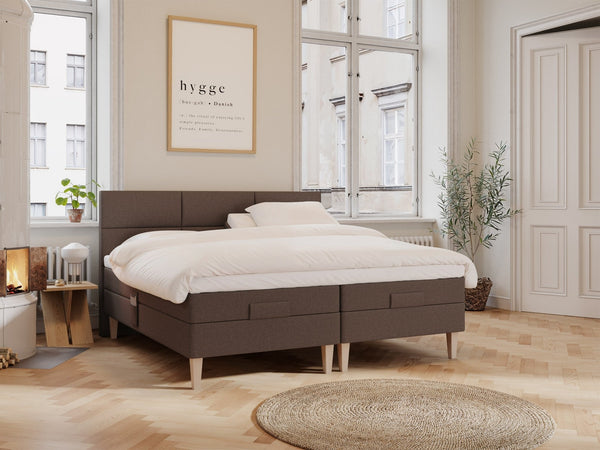 Ragna Fjord 210x210 Mørk brun Nordic Dream tilbyr senger med skandinavisk design og materialer av høy kvalitet. Opplev perfekt komfort for en god natts søvn. Bestill din i dag!