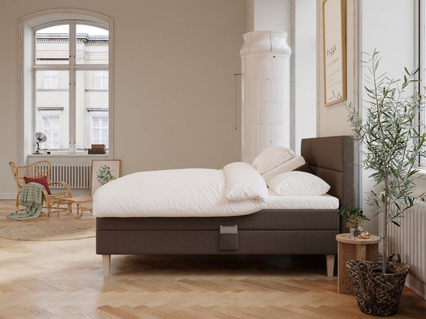 Ragna Fjord 210x210 Mørk brun Nordic Dream tilbyr senger med skandinavisk design og materialer av høy kvalitet. Opplev perfekt komfort for en god natts søvn. Bestill din i dag!