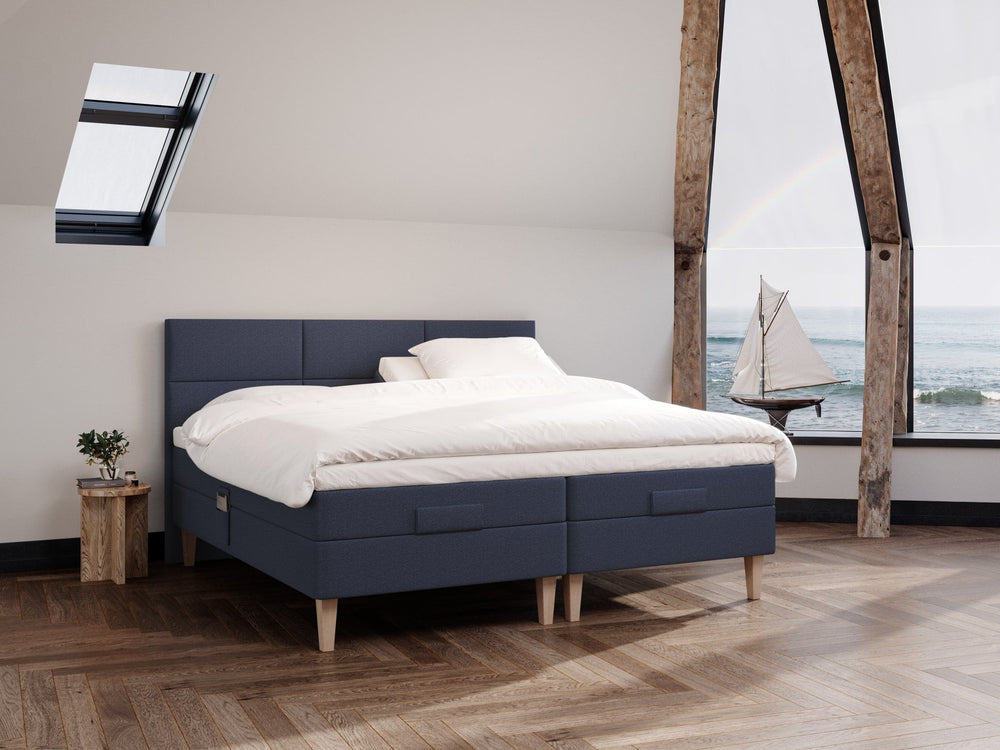 Ragna Fjord 210x210 Mørkeblå Nordic Dream tilbyr senger med skandinavisk design og materialer av høy kvalitet. Opplev perfekt komfort for en god natts søvn. Bestill din i dag!