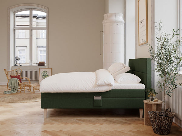 Ragna Fjord 210x210 Mørkegrøn Nordic Dream tilbyr senger med skandinavisk design og materialer av høy kvalitet. Opplev perfekt komfort for en god natts søvn. Bestill din i dag!