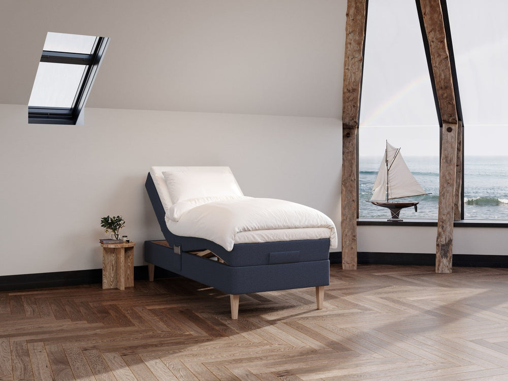 Ragna Fjord 90x200 Mørkeblå Nordic Dream tilbyr senger med skandinavisk design og materialer av høy kvalitet. Opplev perfekt komfort for en god natts søvn. Bestill din i dag!