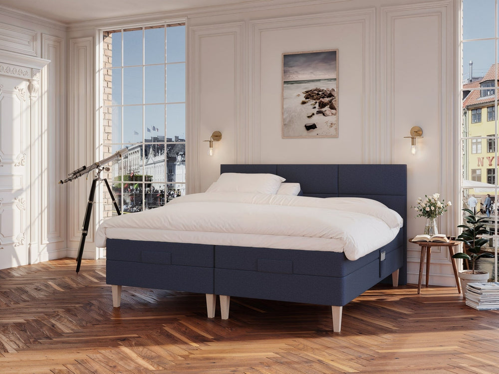 Ragna Nordlys 210x210 Mørkeblå Nordic Dream tilbyr senger med skandinavisk design og materialer av høy kvalitet. Opplev perfekt komfort for en god natts søvn. Bestill din i dag!