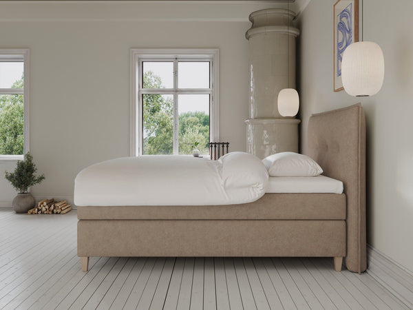 Snefrid Älv 120x200 Bouclé latte Nordic Dream tilbyr senger med skandinavisk design og materialer av høy kvalitet. Opplev perfekt komfort for en god natts søvn. Bestill din i dag!