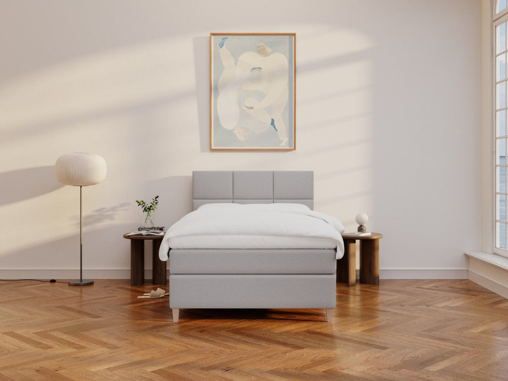 Snefrid Älv 120x200 Lysegrå Nordic Dream tilbyr senger med skandinavisk design og materialer av høy kvalitet. Opplev perfekt komfort for en god natts søvn. Bestill din i dag!