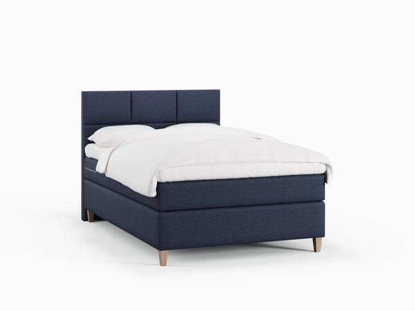 Snefrid Älv 120x200 Mørkeblå Nordic Dream tilbyr senger med skandinavisk design og materialer av høy kvalitet. Opplev perfekt komfort for en god natts søvn. Bestill din i dag!