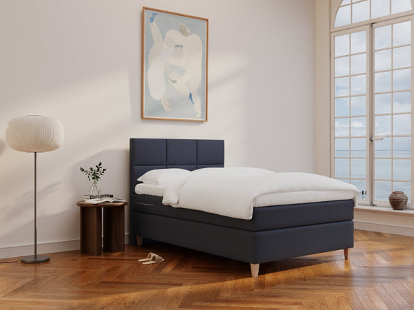 Snefrid Älv 120x200 Mørkeblå Nordic Dream tilbyr senger med skandinavisk design og materialer av høy kvalitet. Opplev perfekt komfort for en god natts søvn. Bestill din i dag!