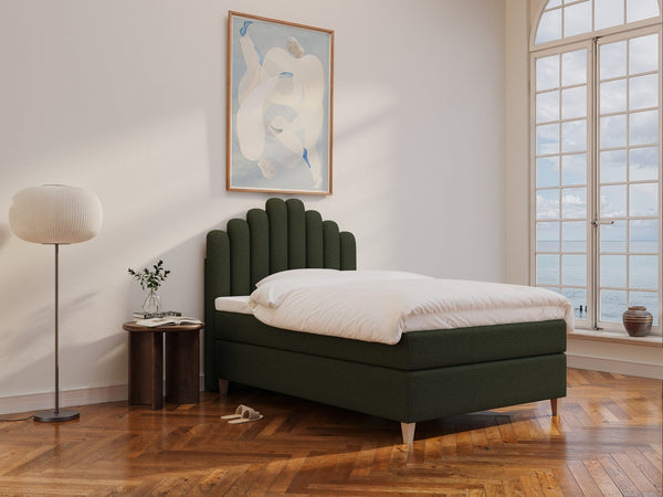 Snefrid Älv 120x200 Mørkegrøn Nordic Dream tilbyr senger med skandinavisk design og materialer av høy kvalitet. Opplev perfekt komfort for en god natts søvn. Bestill din i dag!